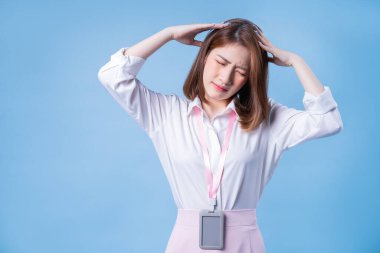 Mavi arka planda genç Asyalı iş kadını resmi