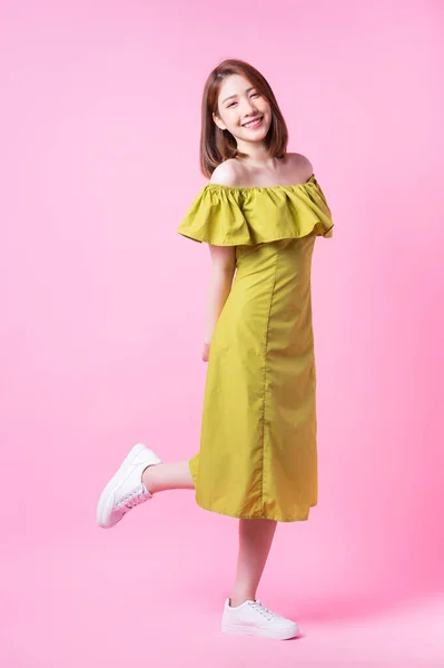 Immagine Una Giovane Donna Asiatica Vestita Verde Sfondo Rosa — Foto Stock