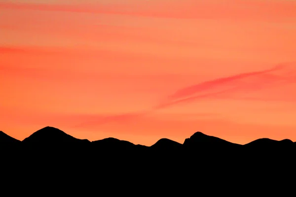 Silouette de montanhas ao pôr do sol em Cantabric Mountains, Leon — Fotografia de Stock