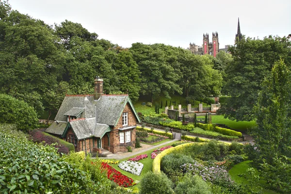pastoral evinde princes street gardens, edinburgh. İskoçya.