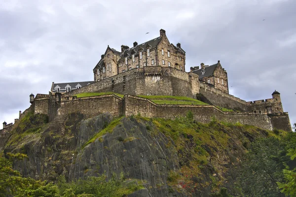 Castello di Edimburgo in una giornata nuvolosa, Scozia . — Foto Stock