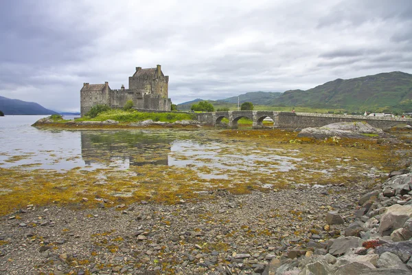 Eilean donan Kalesi ve köprü yansıma, İskoçya. İngiltere.