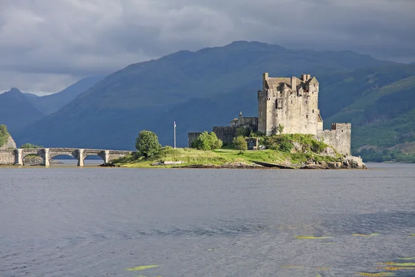 Eilean donan kasteel in een bewolkte dag, Schotland. Verenigd Koninkrijk. — Stockfoto