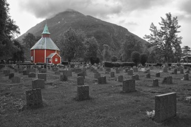 siyah-beyaz ve kırmızı kilise Norveç mezarlıkta