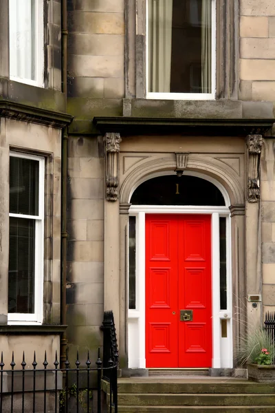 Κόκκινη πόρτα στο Εδιμβούργο — Φωτογραφία Αρχείου