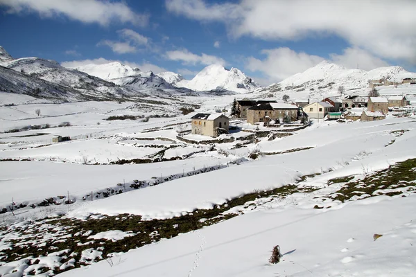 冬期は、アストゥリアスのプエルト ・ デ ・ somiedo の山の町。スペイン. — ストック写真