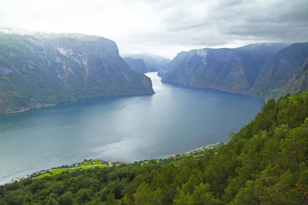 Vista de Sognefjord em um dia nublado, Noruega . — Fotografia de Stock