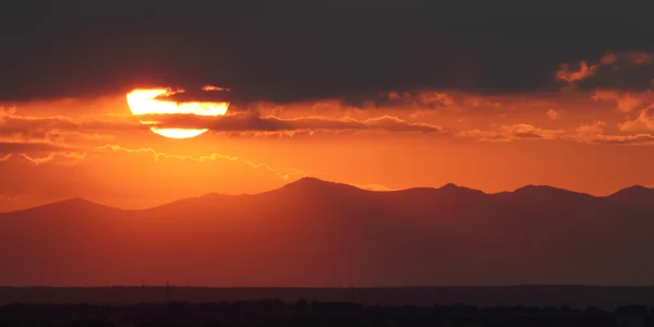üzerinden İspanya'nın kuzeyindeki dağlarda günbatımı.