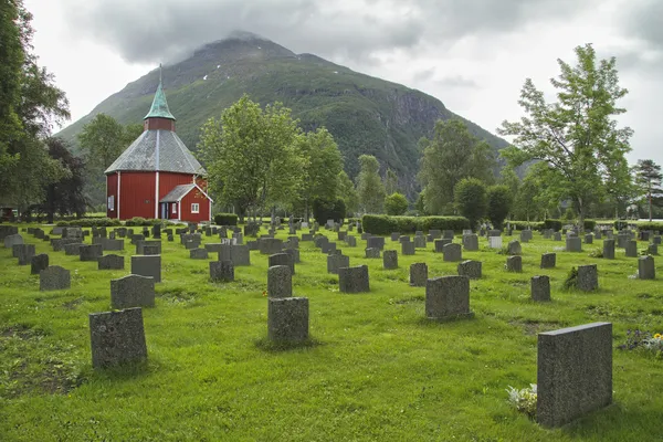 Norveç'te mezarlık ve kırmızı kilise