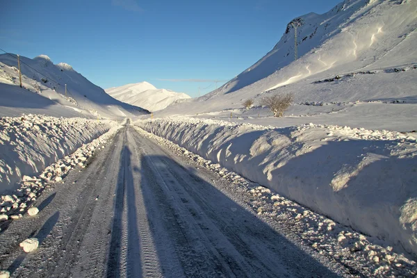 Strada ghiacciata e innevata nelle Asturie, Spagna . Foto Stock Royalty Free