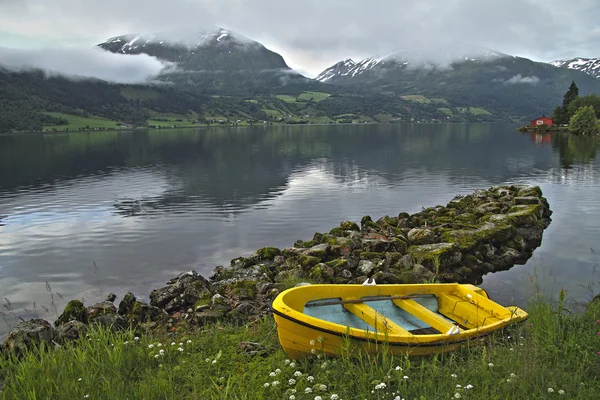 Barca gialla in un fiordo norvegese, Norvegia — Foto Stock