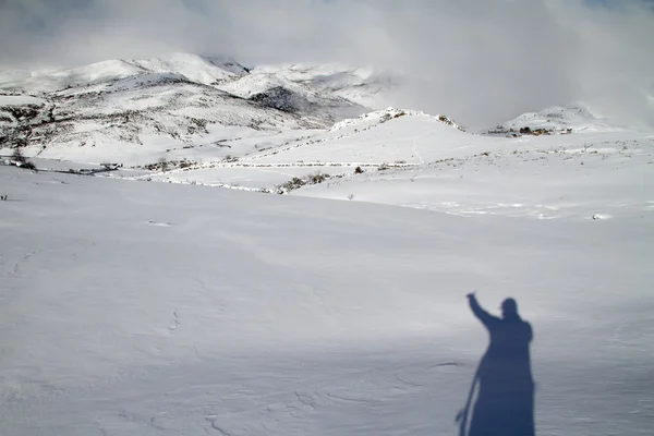 Mänskliga skugga i snöiga bergen i asturias, Spanien. — Stockfoto