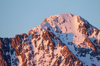 pembe dağ (pena ubina) İspanya'nın kuzeyindeki gün batımında.