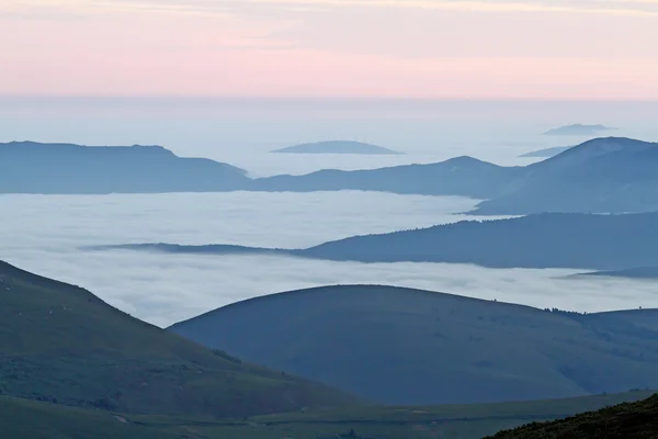 Foggy Mountains in the north of Spain. — Stock Photo, Image