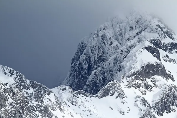 Snöstorm över bergen i norra Spanien. — Stockfoto