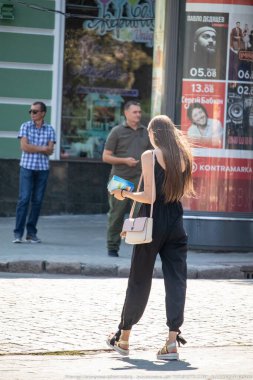 Kumda yatan kaslı adam