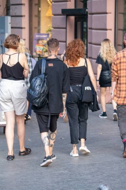 Bacaklarında dövmeleri ve sembolleri olan bir adam.