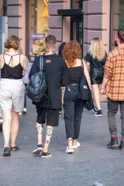 Bacaklarında dövmeleri ve sembolleri olan bir adam.