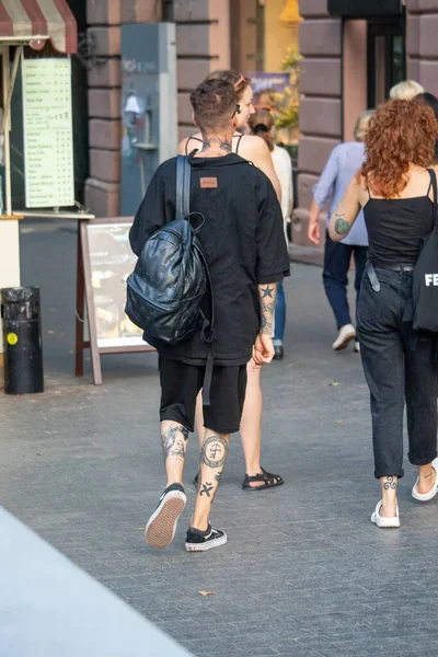 Ein Typ mit tätowierten Runen und Symbolen an den Beinen — Stockfoto