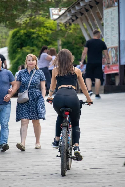 Cyclist Tattoos Stripes Bracelets Her Left Arm Ukraine Odessa 2022 — Stock Photo, Image