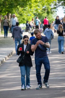 Sol kolunda dövme kolu olan bir adam Ukrayna-Odessa-03.06.2022
