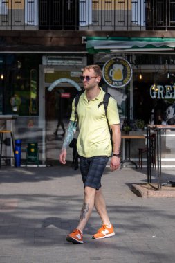 Kolunda ve bacağında kurt dövmesi olan bir adam Ukrayna-Odessa-03.06.2022