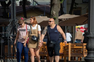 Sol kolunda siyah desenli bir dövme olan bir adam Ukrayna-Odessa-03.06.2022