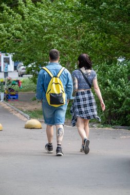 Bacağında dövmesi olan bir adam şehirde tek gözlü bir kızın resmini çiziyor Ukrayna-Odessa-03.06.2022
