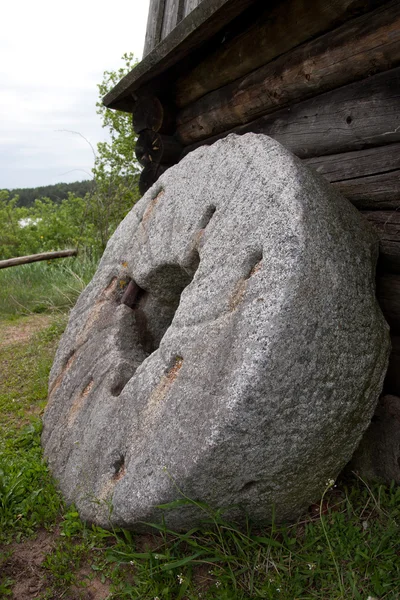 Uralter Mühlstein — Stockfoto