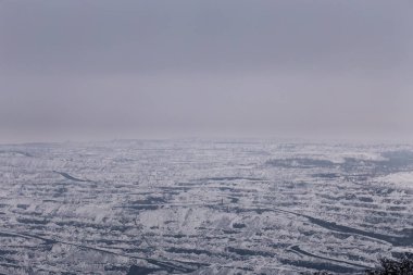 Kışın karla kaplı demir cevheri, kışın bulutlu havada madencilik.