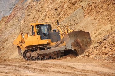 Madencilik ocağında teknolojik bir yol açmak veya dengelemek için buldozer iş akışı