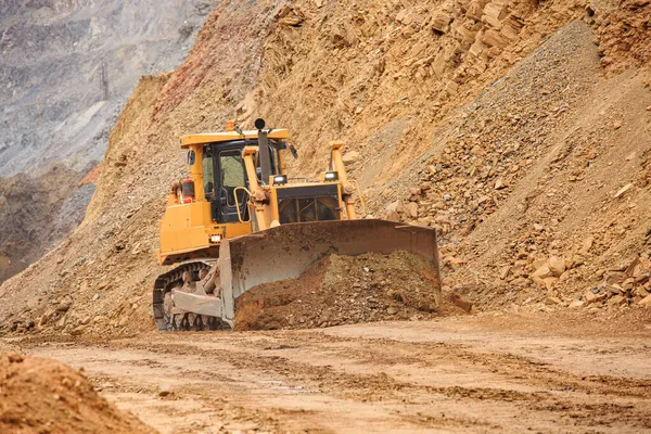 Madencilik Ocağında Teknolojik Bir Yol Açmak Veya Dengelemek Için Buldozer — Stok fotoğraf