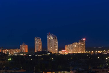 Geceleri farklı yükseklikteki binaların manzarası. Avrupa 'daki büyük bir şehrin gece manzarası.