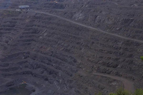 大きな鉄鉱石採石場の地平線 重鉱業 貧しい鉄鉱石の露天掘り 冶金生産の初期段階 — ストック写真