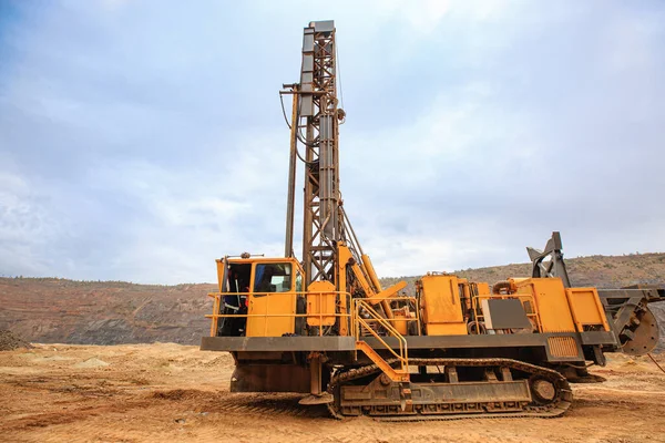 Taş ocağında kuyu açmak için bir makine. Taş ocağına patlayıcı yerleştirmek için delikler açmak. Minerallerin açık çukur kazma teknolojisi.