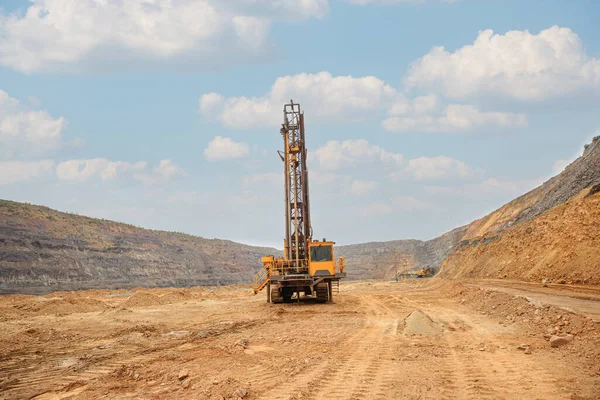 Taş ocağında kuyu açmak için bir makine. Taş ocağına patlayıcı yerleştirmek için delikler açmak. Minerallerin açık çukur kazma teknolojisi.