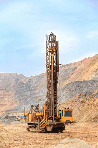 Taş ocağında kuyu açmak için bir makine. Taş ocağına patlayıcı yerleştirmek için delikler açmak. Minerallerin açık çukur kazma teknolojisi.