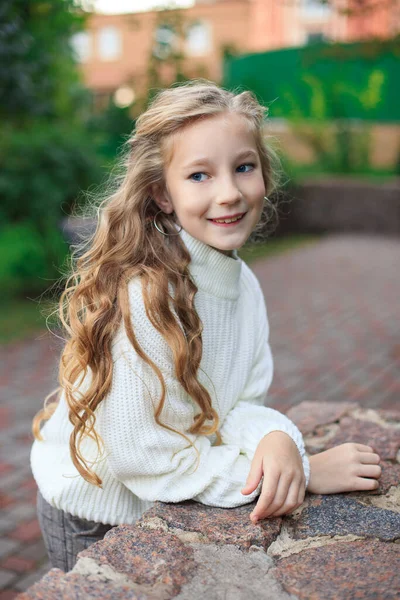 Retrato Uma Rapariga Loira Parque Menina Olhos Azuis Cabelos Compridos — Fotografia de Stock