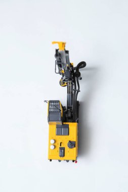 Taş ocağındaki patlama hazırlıkları için delik sondajı için sondaj makinesi. Beyaz arka planda küçük bir taş ocağı sondaj kulesinin planı..