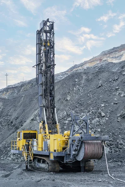 鉱石採石場の大きなドリルリグ 採石場で爆発物を敷設するための掘削孔の準備 露天掘り採掘技術 — ストック写真