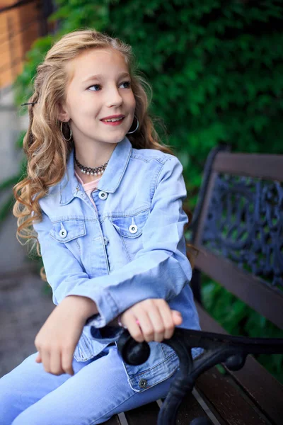 Portrait Joyful Blonde Haired Blue Eyed Girl Sitting Park Bench — Fotografia de Stock