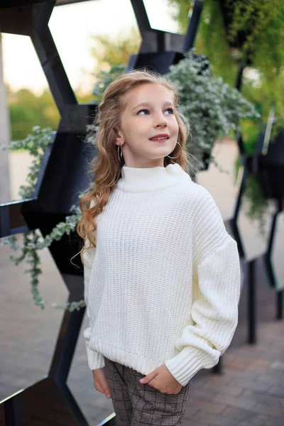 Retrato Uma Menina Loira Olhos Azuis Com Uma Camisola Branca — Fotografia de Stock