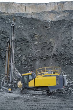 Sondaj makinesi sondaj için, taş ocağının doğru hatlarını oluşturuyor. Taş ocağına patlayıcı döşeme ve maden çıkarma teknolojisi için depoların hazırlanması.