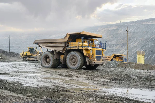 Large Open Pit Dump Truck Rides Open Pit Ore Quarry — Fotografia de Stock
