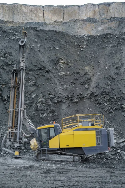 Sondaj makinesi sondaj için, taş ocağının doğru hatlarını oluşturuyor. Taş ocağına patlayıcı döşeme ve maden çıkarma teknolojisi için depoların hazırlanması.
