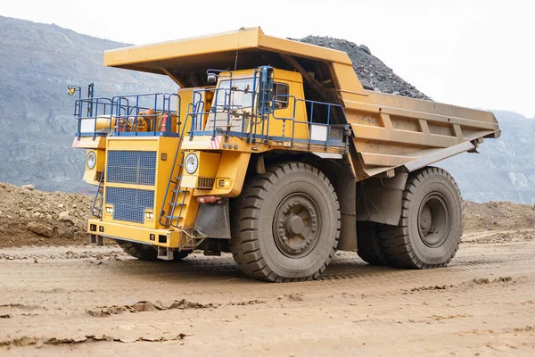 Large Open Pit Dump Truck Rides Open Pit Ore Quarry — стоковое фото