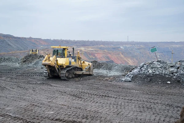 Bulldozer Work Iron Ore Quarry Laying Cleaning Roads Crawler Bulldozer — ストック写真