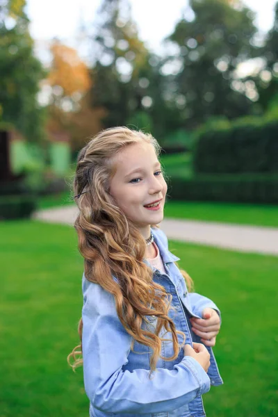 Portrait Cheerful Blond Haired Blue Eyed Girl Girl Blue Denim — Fotografia de Stock