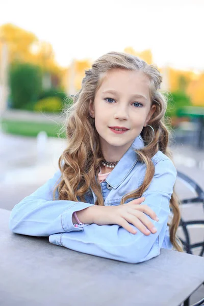 Portrait Cheerful Blonde Haired Blue Eyed Girl Girl Sitting Table — Fotografia de Stock