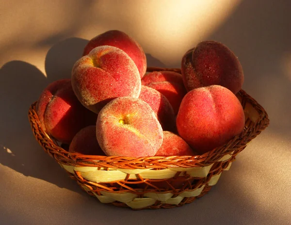 Lots Peaches Wicker Plate Ripe Pink Peaches — Stock Photo, Image